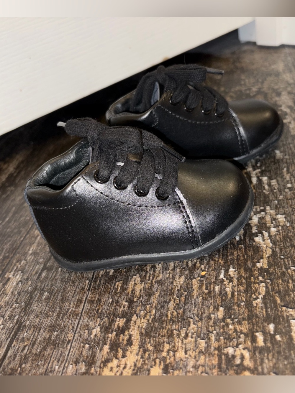 Stride Rite SRT (Sensory Response Technology) design for independent walkers.